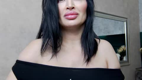 Snapshot of nicollereyn chatting on 02-14-25, 08:26 Nicolle online show from 02-14-25, 08:26