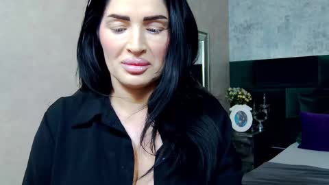 Snapshot of nicollereyn chatting on 09-13-25, 05:57 Nicolle online show from 09-13-25, 05:57