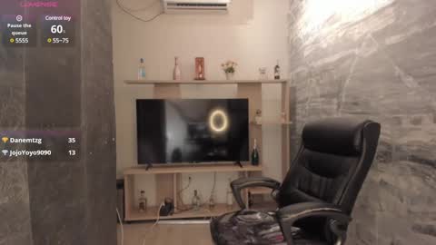 Snapshot of nicolross_ chatting on 01-11-25, 04:14 NicolRoss online show from 01-11-25, 04:14