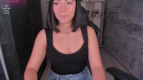 Snapshot of nicolross_ chatting on 10-12-25, 12:59 NicolRoss online show from 10-12-25, 12:59