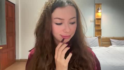 Snapshot of night_jelly chatting on 10-28-25, 02:20 Aurora online show from 10-28-25, 02:20