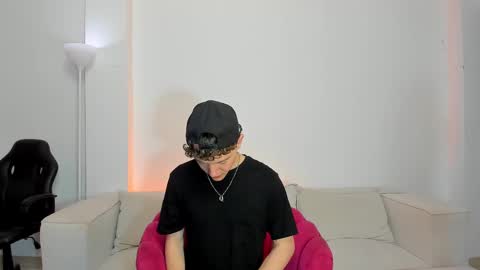 Snapshot of niico_18 chatting on 02-28-25, 09:15 Nicolas Mucci online show from 02-28-25, 09:15