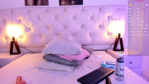 Nicolle  online show from 11-13-25, 05:45