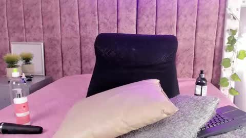 Nicolle  online show from 11-19-25, 08:09