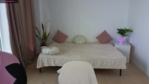 Snapshot of nika_light chatting on 11-18-25, 11:14 Nika light online show from 11-18-25, 11:14