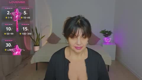 Snapshot of nika_light chatting on 12-14-25, 02:33 Nika light online show from 12-14-25, 02:33