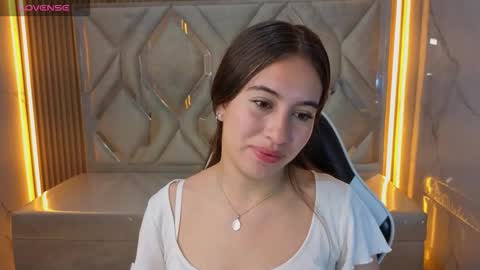 Snapshot of nikka_tx chatting on 03-08-26, 12:53 Online 2200 to 600 online show from 03-08-26, 12:53