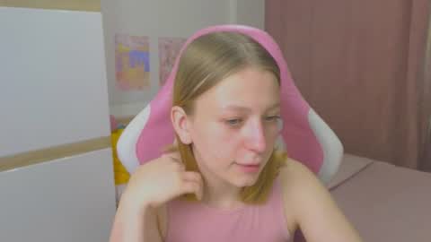 Snapshot of nikkibenz03 chatting on 06-20-26, 07:33 Beatrice online show from 06-20-26, 07:33
