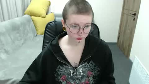 nikkysnow online show from 10-14-25, 08:04