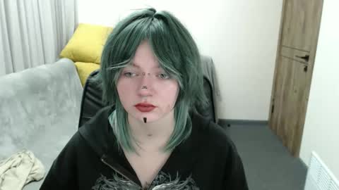 nikkysnow online show from 10-17-25, 08:17