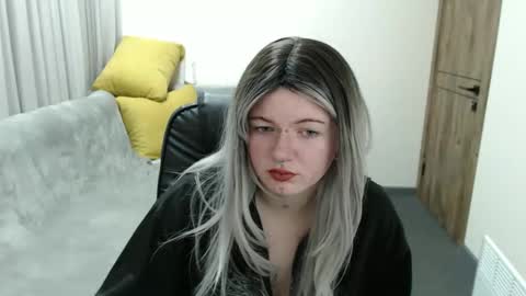 nikkysnow online show from 10-18-25, 08:04