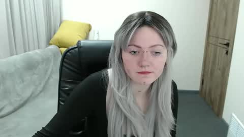 nikkysnow online show from 10-22-25, 08:03