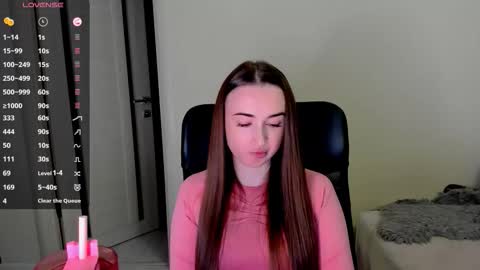 Snapshot of nikoll_s chatting on 10-28-25, 07:12 online show from 10-28-25, 07:12