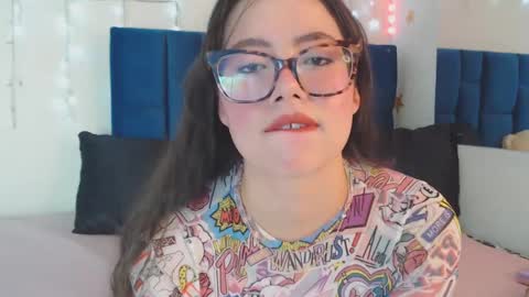 nikolle_huyt online show from 09-17-25, 08:21