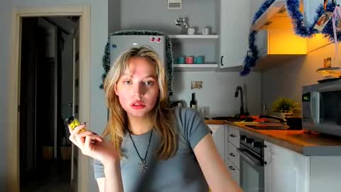 Snapshot of niky_jess chatting on 12-23-24, 06:37 Veronica online show from 12-23-24, 06:37