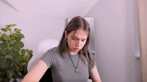 Snapshot of niky_jess chatting on 01-26-25, 05:45 Veronica online show from 01-26-25, 05:45