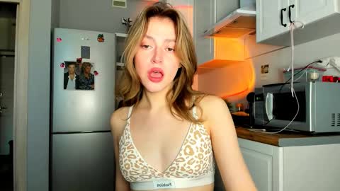 Snapshot of niky_jess chatting on 02-26-25, 10:04 Veronica online show from 02-26-25, 10:04