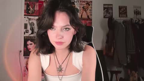 Snapshot of niky_jess chatting on 10-05-25, 01:59 Veronica online show from 10-05-25, 01:59