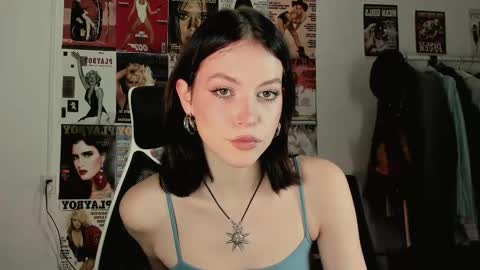 Snapshot of niky_jess chatting on 11-10-25, 01:10 Veronica online show from 11-10-25, 01:10