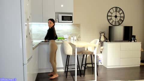 Bella online show from 01-22-25, 04:02