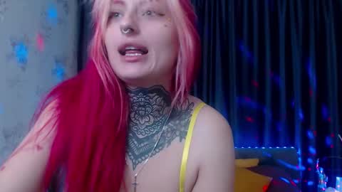 Snapshot of nina_b1um chatting on 10-27-25, 06:28 Nina online show from 10-27-25, 06:28