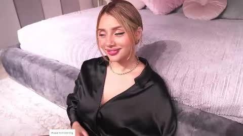 Snapshot of nina_mon chatting on 07-11-26, 02:25 Angie online show from 07-11-26, 02:25