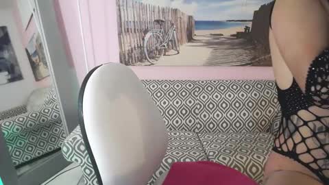 Snapshot of nina_smalls chatting on 10-30-25, 12:28 Nina online show from 10-30-25, 12:28