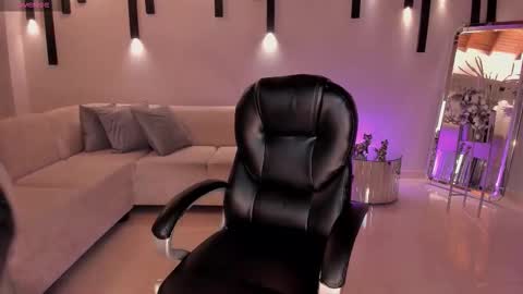 Snapshot of ninablumm chatting on 10-06-25, 05:05 Nina online show from 10-06-25, 05:05