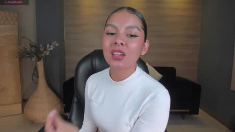 Snapshot of ninablumm chatting on 10-08-25, 02:53 Nina online show from 10-08-25, 02:53