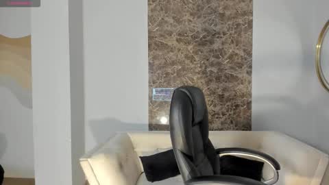 Snapshot of ninablumm chatting on 10-19-25, 03:07 Nina online show from 10-19-25, 03:07