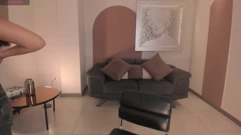 Snapshot of ninablumm chatting on 10-24-25, 08:38 Nina online show from 10-24-25, 08:38