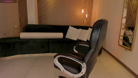 Snapshot of ninablumm chatting on 10-28-25, 02:48 Nina online show from 10-28-25, 02:48