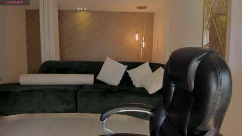 Snapshot of ninablumm chatting on 10-29-25, 02:58 Nina online show from 10-29-25, 02:58