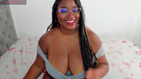 Snapshot of ninagrey03 chatting on 09-29-25, 03:17 Valentina online show from 09-29-25, 03:17