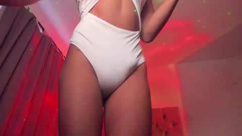 Snapshot of ninonbeart chatting on 11-10-25, 11:31 Ninon Beart online show from 11-10-25, 11:31