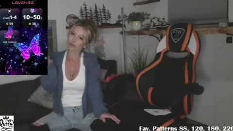 Snapshot of nipple_queenxoxo chatting on 04-12-26, 03:44 Ainsley FANSLY-AINSLEYXOXO online show from 04-12-26, 03:44