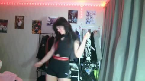 Snapshot of nishazenisek chatting on 05-23-26, 06:34 Alice online show from 05-23-26, 06:34