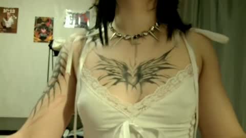 Snapshot of nishazenisek chatting on 05-28-26, 04:15 Alice online show from 05-28-26, 04:15