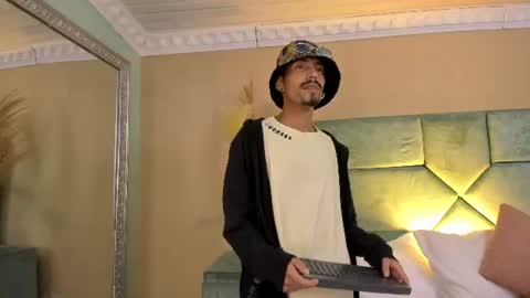 Noah online show from 06-14-26, 03:41