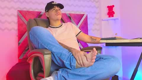 Snapshot of noah_coleman__ chatting on 01-12-25, 01:21 NOAH online show from 01-12-25, 01:21