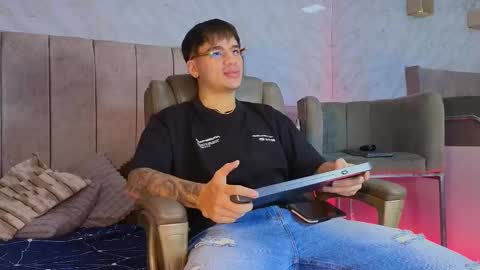 Snapshot of noah_coleman__ chatting on 02-09-25, 10:21 NOAH online show from 02-09-25, 10:21