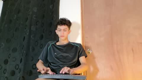 Snapshot of noah_tyler_ chatting on 09-15-25, 12:54 noah tyler online show from 09-15-25, 12:54