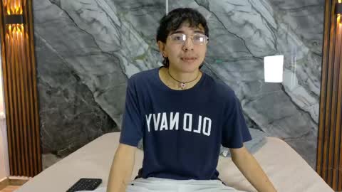 Snapshot of noahwalker__ chatting on 05-04-26, 11:06 online show from 05-04-26, 11:06