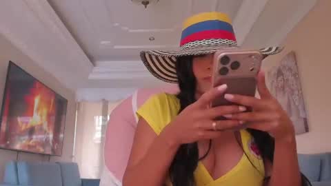 Snapshot of noemibcnz chatting on 06-17-26, 03:35 In instagram dayhannanoemi online show from 06-17-26, 03:35