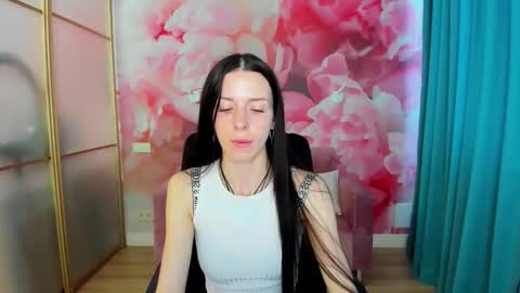 Snapshot of noirdiva chatting on 05-19-26, 05:58 NoirDiva online show from 05-19-26, 05:58