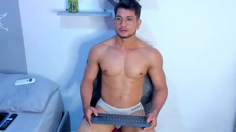 Snapshot of nolan_joness chatting on 06-18-26, 01:17 Im Nolan online show from 06-18-26, 01:17