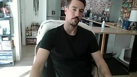 Snapshot of nonnyme chatting on 10-16-25, 10:27 Isaac online show from 10-16-25, 10:27