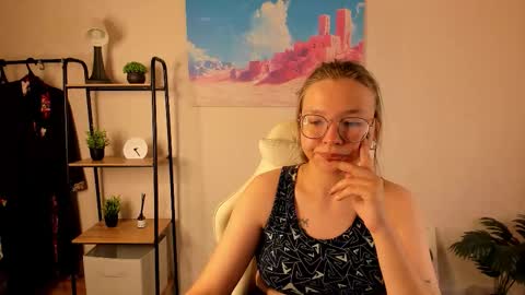 Snapshot of noora_moore chatting on 10-13-25, 12:32 NOORA online show from 10-13-25, 12:32