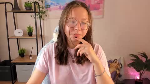 Snapshot of noora_moore chatting on 10-24-25, 01:24 NOORA online show from 10-24-25, 01:24