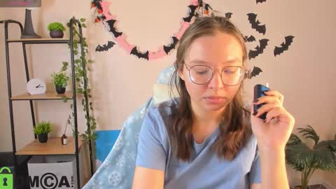 Snapshot of noora_moore chatting on 11-04-25, 12:54 NOORA online show from 11-04-25, 12:54